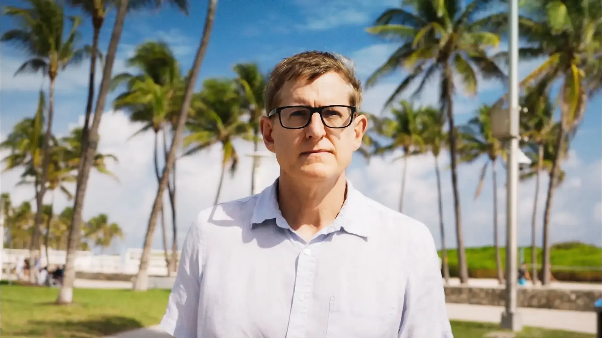 "לואי ת'רו: בעומק המנוספרה" (Louis Theroux: Inside the Manosphere) "לואי ת'רו: בעומק המנוספרה" (Louis Theroux: Inside the Manosphere)