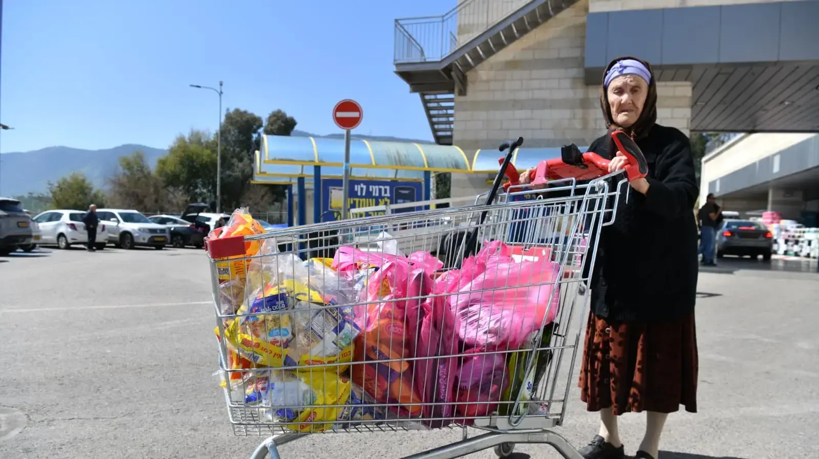 קשישה עם עגלת סופר, קריית שמונה, 17 במרץ 2026 קשישה עם עגלת סופר, קריית שמונה, 17 במרץ 2026