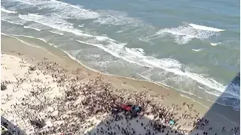 מבלים מתפזרים מהחוף בפלורידה לאחר הגעת שוטרים למקום מבלים מתפזרים מהחוף בפלורידה לאחר הגעת שוטרים למקום