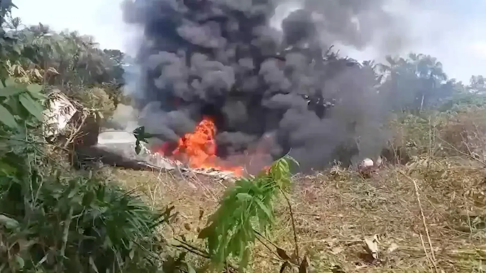 שרידים בוערים של מטוס הרקולס של חיל האוויר של קולומביה אחרי שהתרסק, 23 במרץ 2026