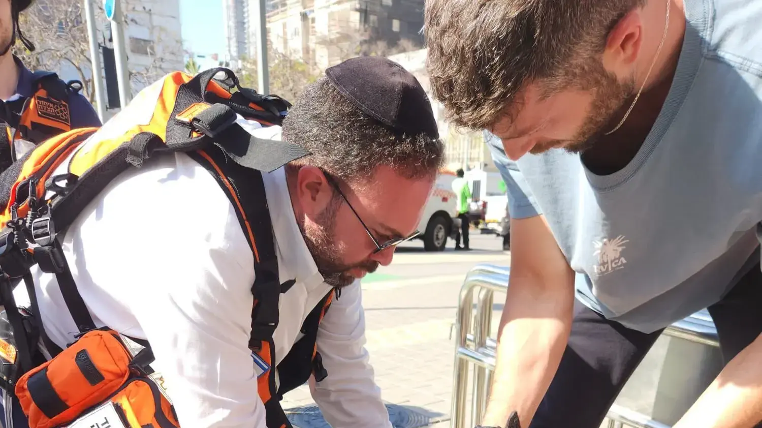 איחוד הצלה מטפל בכלב שנפצע מהדף הפיצוץ בתל אביב, 24 במרץ 2026 איחוד הצלה מטפל בכלב שנפצע מהדף הפיצוץ בתל אביב, 24 במרץ 2026