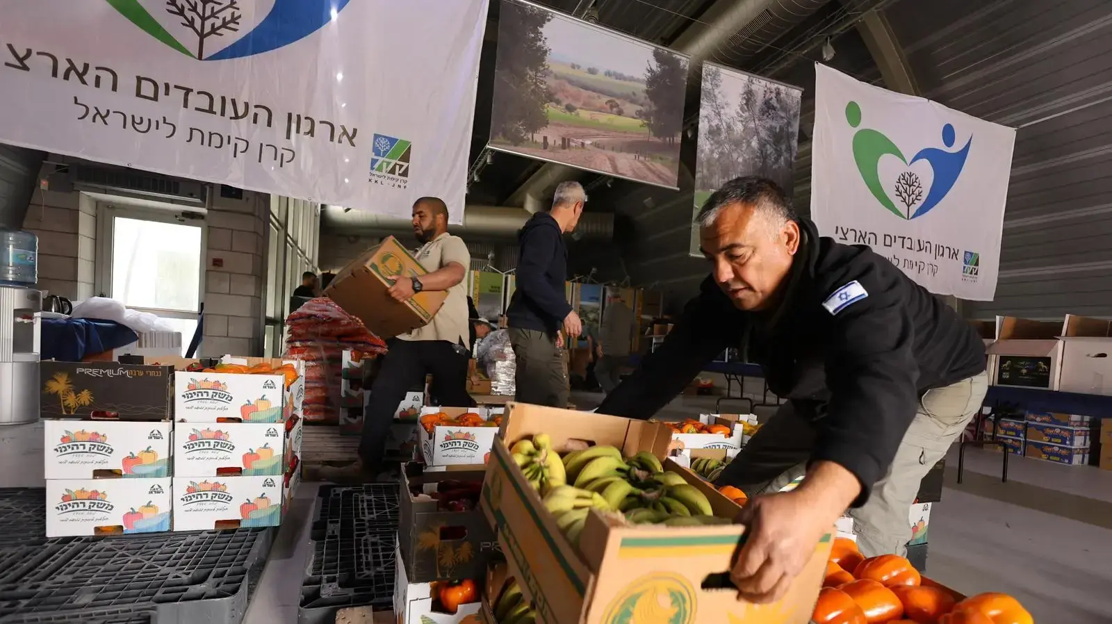 עובדי קק"ל במבצע חלוקת מזון לקראת פסח