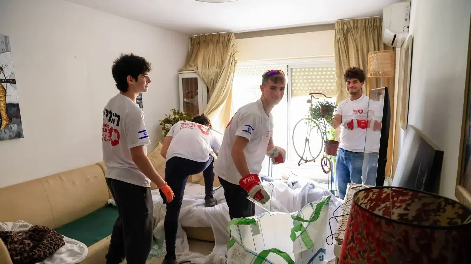 מאות בני נוער הגיעו להתנדב בפינוי הריסות מאות בני נוער הגיעו להתנדב בפינוי הריסות