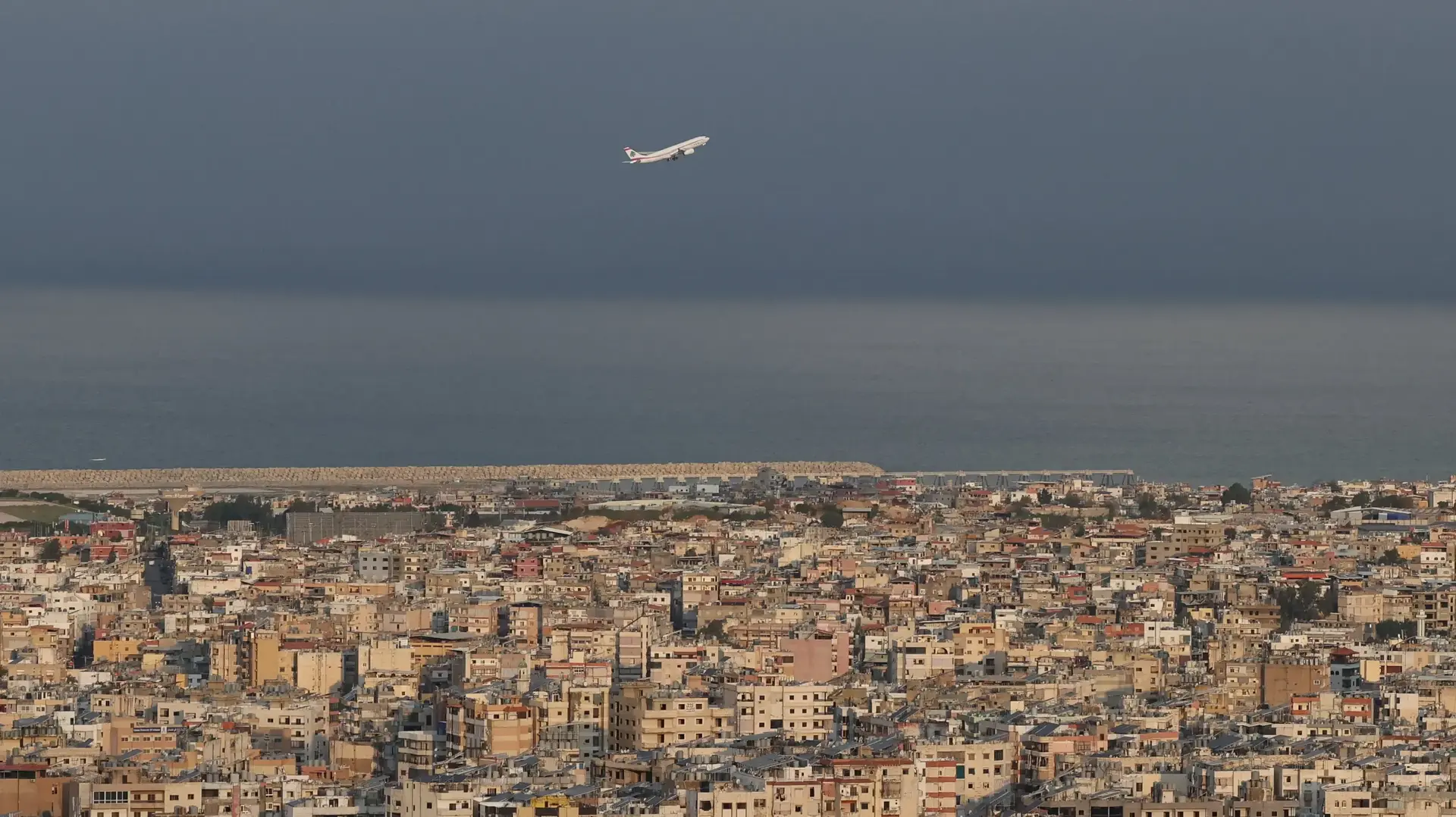 מטוס בשמי ביירות, כשברקע נראים הפרברים הדרומיים בעיר. על רקע ההסלמה בעימותים בין ישראל לחיזבאללה 25.3.26 מטוס בשמי ביירות, כשברקע נראים הפרברים הדרומיים בעיר. על רקע ההסלמה בעימותים בין ישראל לחיזבאללה 25.3.26
