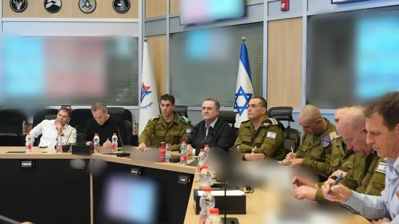 שר הביטחון ישראל כ"ץ קיים הערכת מצב עם הרמטכ"ל, רב-אלוף אייל זמיר,, מנכ"ל משרד הביטחון, אלוף (מיל') אמיר ברעם, ראש אמ"ן אלוף שלומי בינדר, ראש אמ"ץ אלוף איציק כהן, מפקד פיקוד העורף אלוף שי קלפר, ראש אג"ת אלוף הדי זילברמן, תא"ל עומר טישלר, מזכ"צ שהב"ט תא"ל גיא מרקיזנו, רח"ט מבצעים תא"ל ישראל שומ 25 במרץ 2026 שר הביטחון ישראל כ"ץ קיים הערכת מצב עם הרמטכ"ל, רב-אלוף אייל זמיר,, מנכ"ל משרד הביטחון, אלוף (מיל') אמיר ברעם, ראש אמ"ן אלוף שלומי בינדר, ראש אמ"ץ אלוף איציק כהן, מפקד פיקוד העורף אלוף שי קלפר, ראש אג"ת אלוף הדי זילברמן, תא"ל עומר טישלר, מזכ"צ שהב"ט תא"ל גיא מרקיזנו, רח"ט מבצעים תא"ל ישראל שומ 25 במרץ 2026