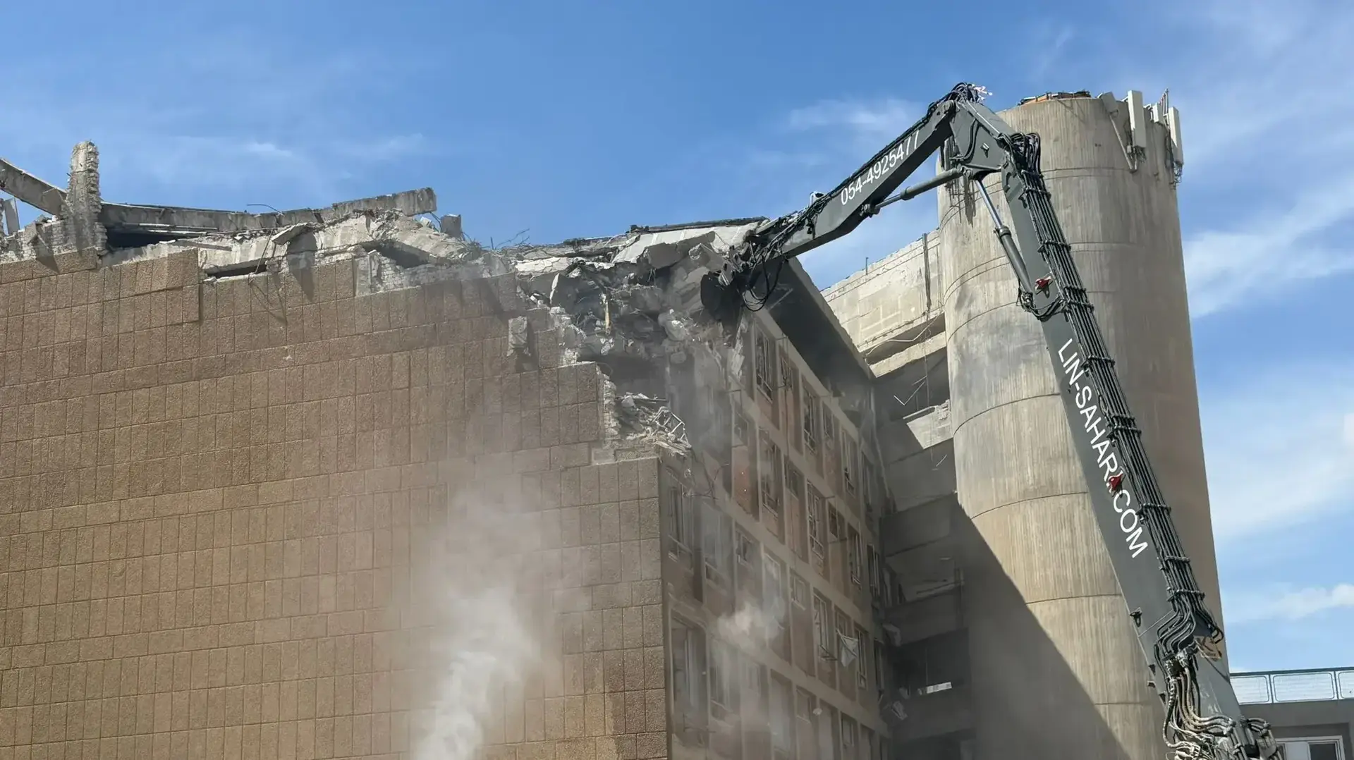 הריסת הבניין שנפגע מהטיל האיראני, סורוקה. הריסת הבניין שנפגע מהטיל האיראני, סורוקה.