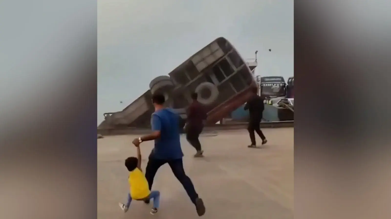 טרגדיה בבנגלדש: עשרות נהרגו באוטובוס שטבע בנהר טרגדיה בבנגלדש: עשרות נהרגו באוטובוס שטבע בנהר