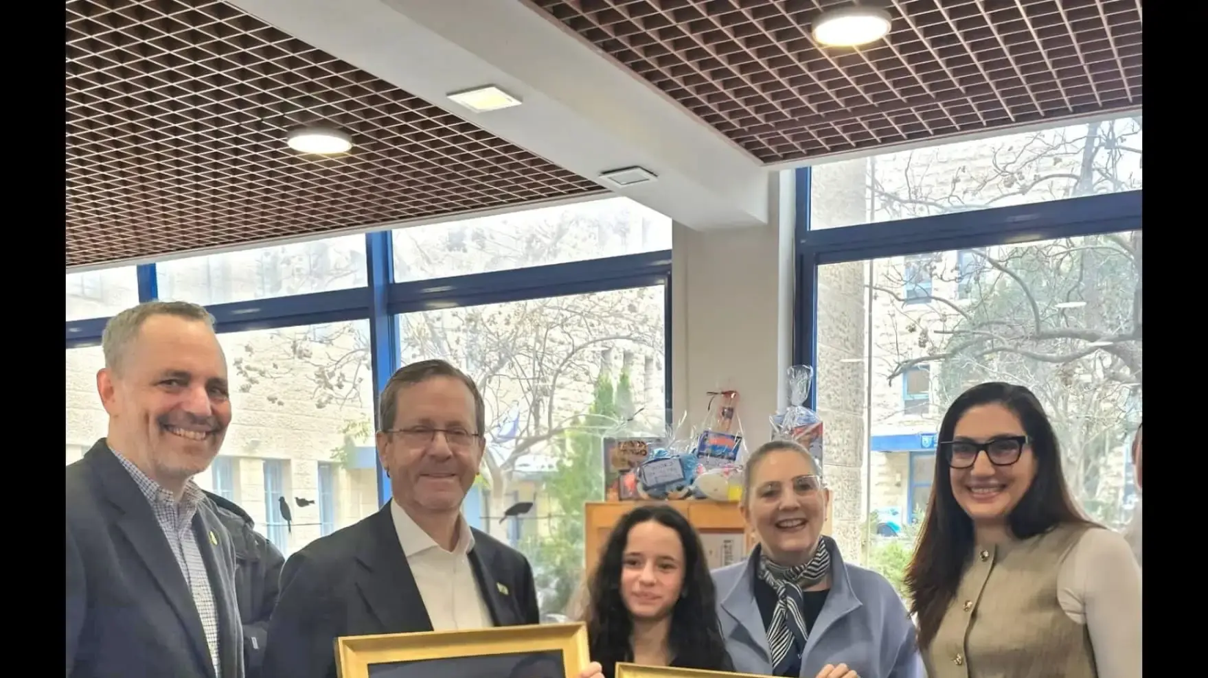 בתמונה עו"ד יסמין נחום מנכ"לית האגודה לבריאות הציבור, מיכל הרצוג, ערבה דורון יוזמתה הפרויקט ואריק גרבלסקי נשיא הקרן לירושלים
בתמונה עו"ד יסמין נחום מנכ"לית האגודה לבריאות הציבור, מיכל הרצוג, ערבה דורון יוזמתה הפרויקט ואריק גרבלסקי נשיא הקרן לירושלים