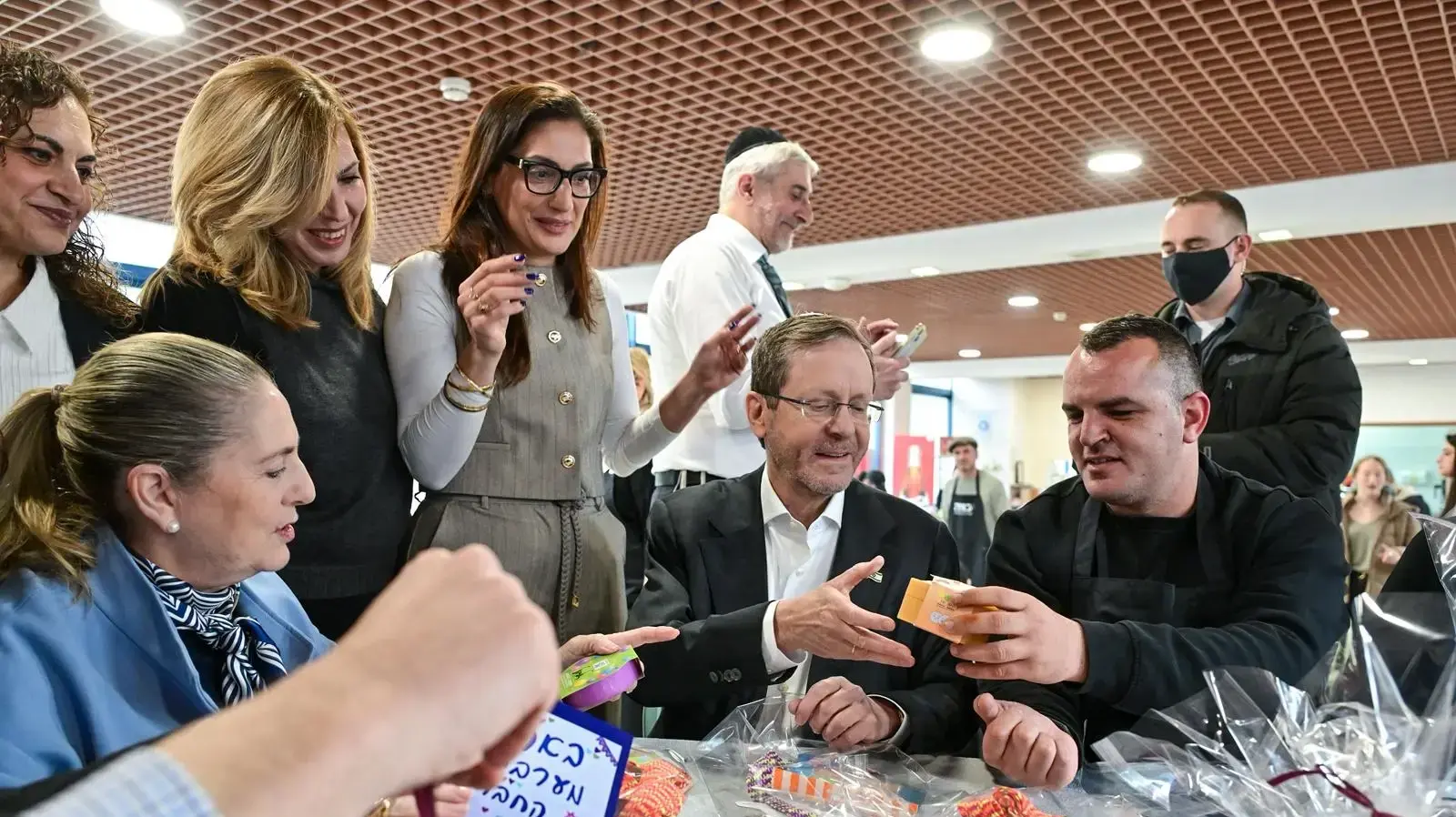 בתמונה עו"ד יסמין נחום מנכ"לית האגודה לבריאות הציבור, מיכל הרצוג, ערבה דורון יוזמתה הפרויקט ואריק גרבלסקי נשיא הקרן לירושלים