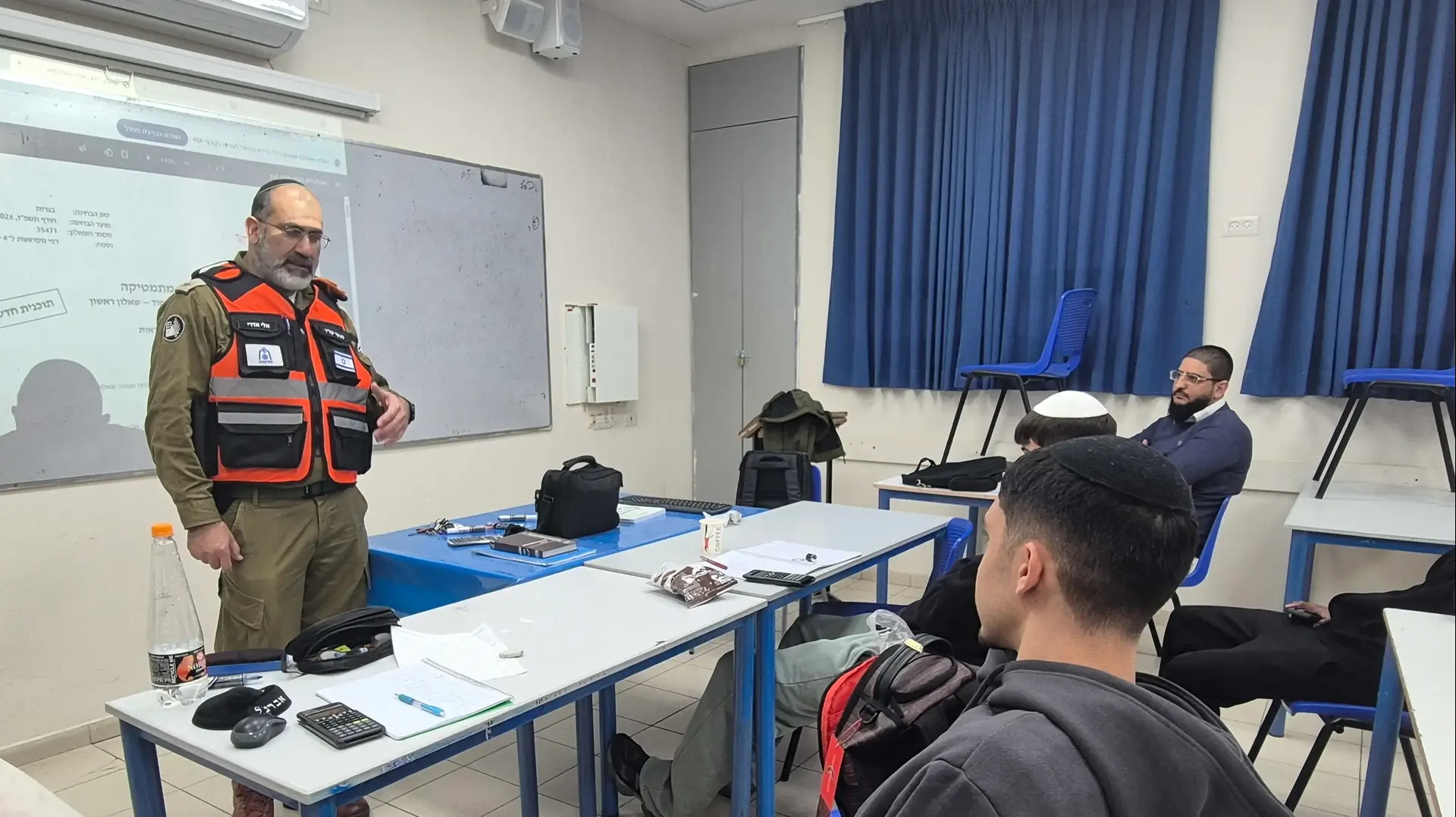 אנשי פיקוד העורף בשיעור התגוננות לתלמידי כיתה י"א  בתיכון 'הצבי', נתיבות