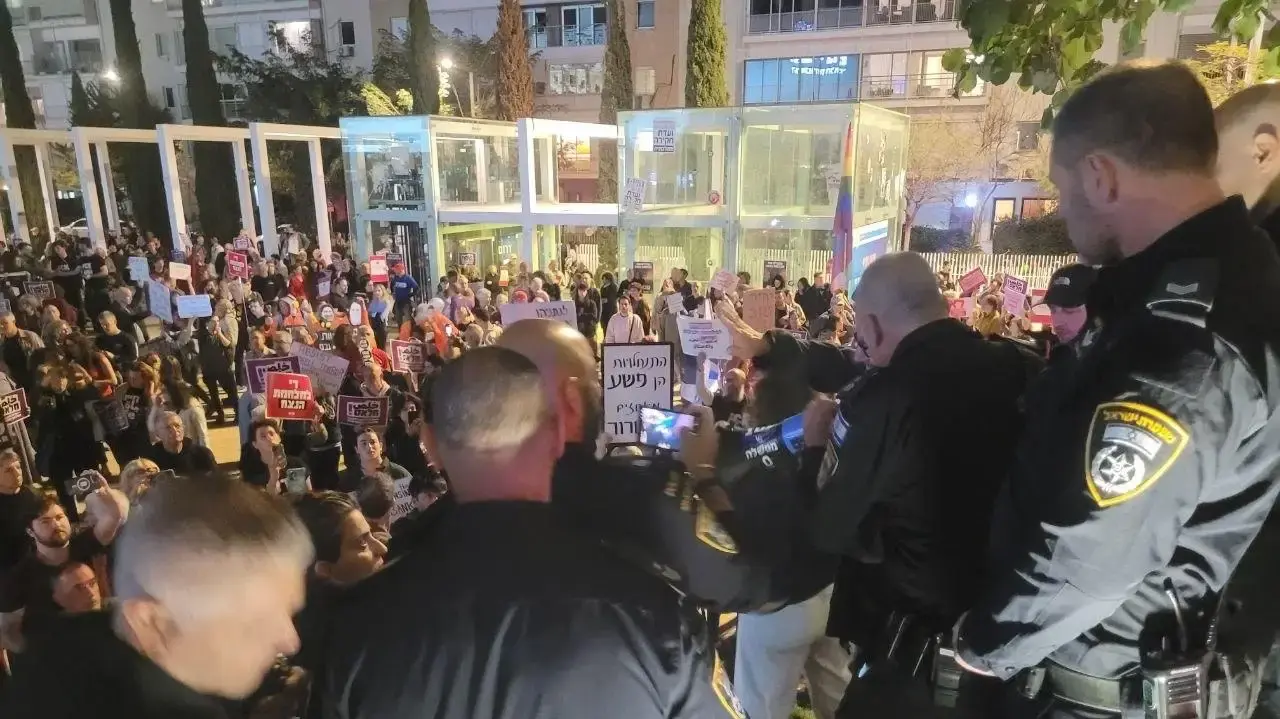 הפגנה נגד ההפיכה המשטרית, כיכר הבימה, 28 במרץ 2026 הפגנה נגד ההפיכה המשטרית, כיכר הבימה, 28 במרץ 2026