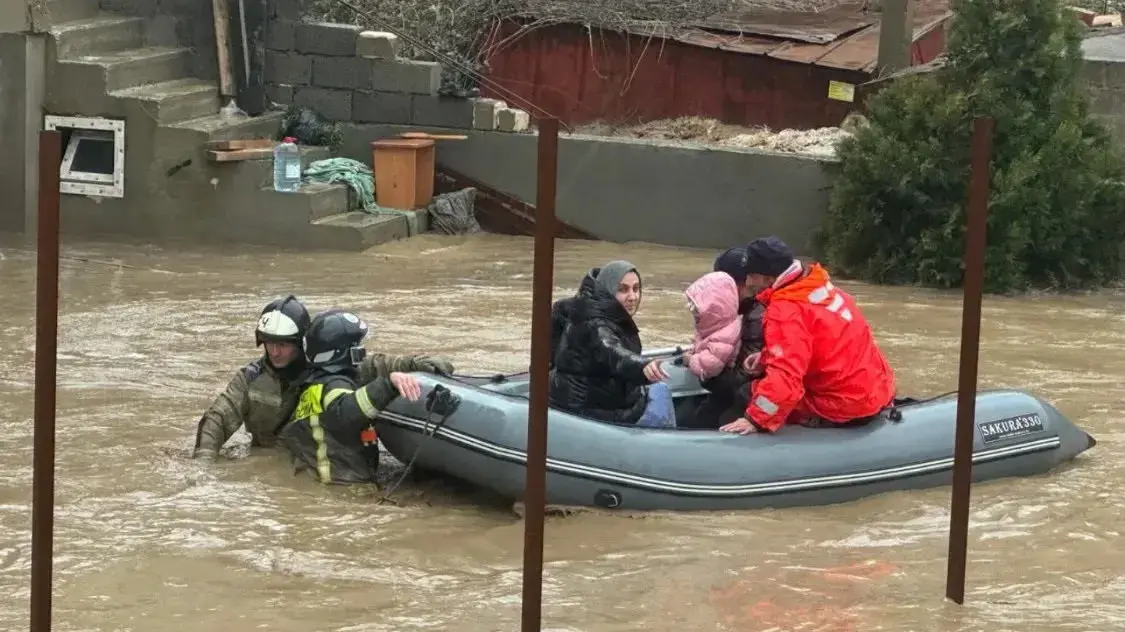 צוותי חירום מפנים תושבים במחצ'קלה בדגסטן, רוסיה, 28 במרץ 2026.