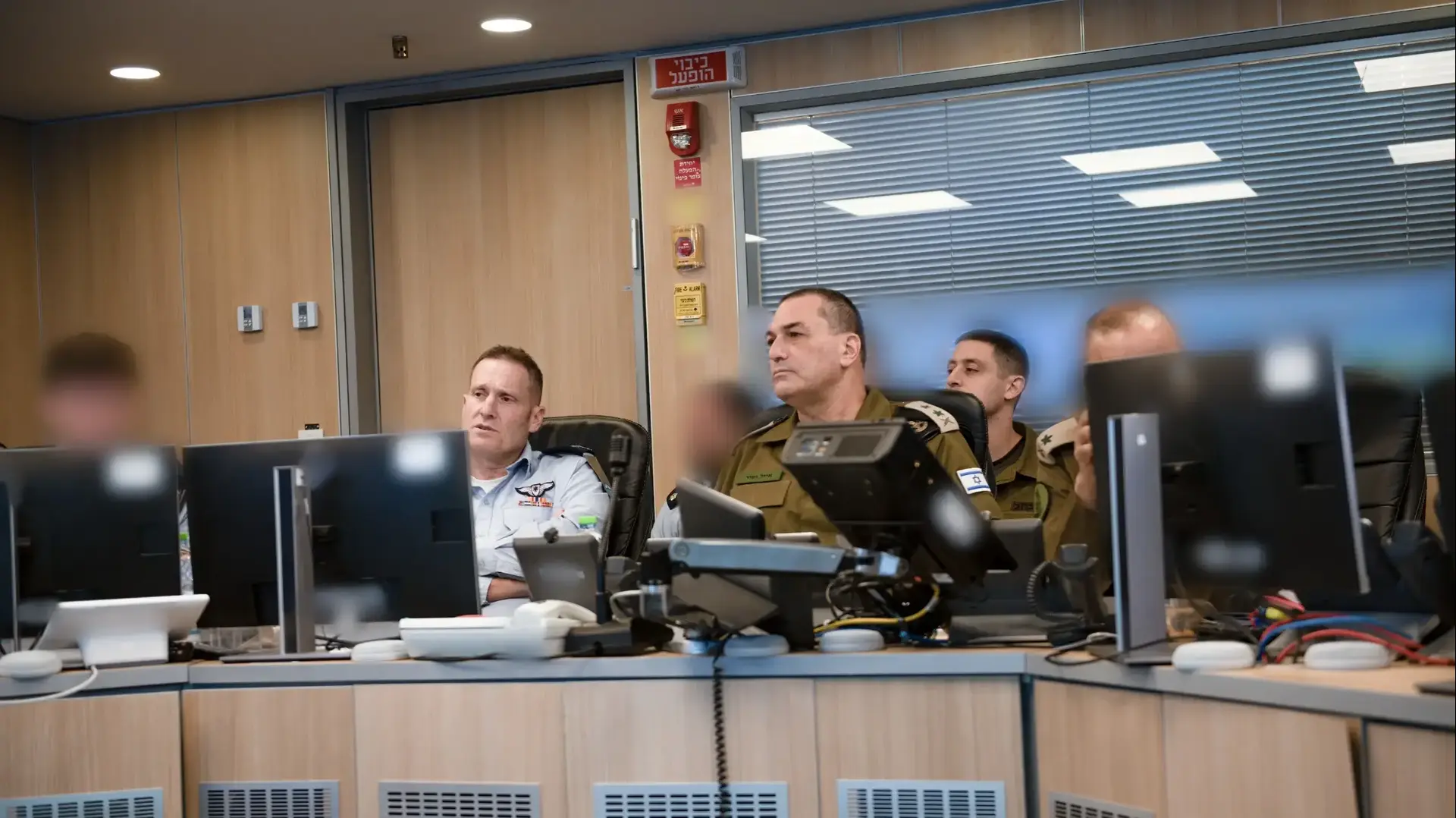 הרמטכ״ל, רב-אלוף אייל זמיר ומפקד חיל האויר תומר בר בהערכת מצב בבור חיל האוויר, טרם פתיחת מבצע ״שאגת הארי"