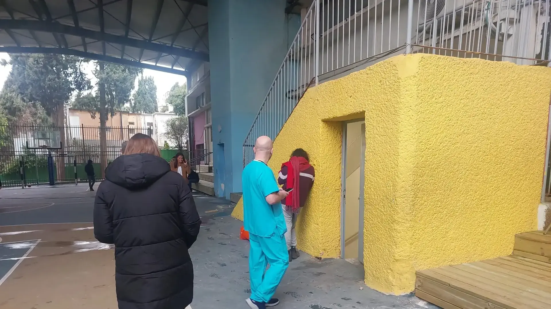 אנשים נכנסים למקלט בחיפה אנשים נכנסים למקלט בחיפה