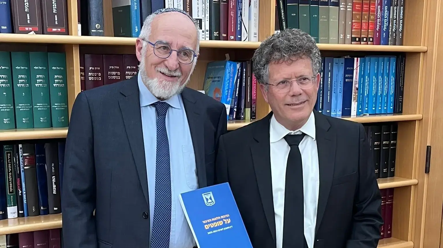 הגשת דו"ח הנציבות - יצחק עמית ואשר קולה הגשת דו"ח הנציבות - יצחק עמית ואשר קולה