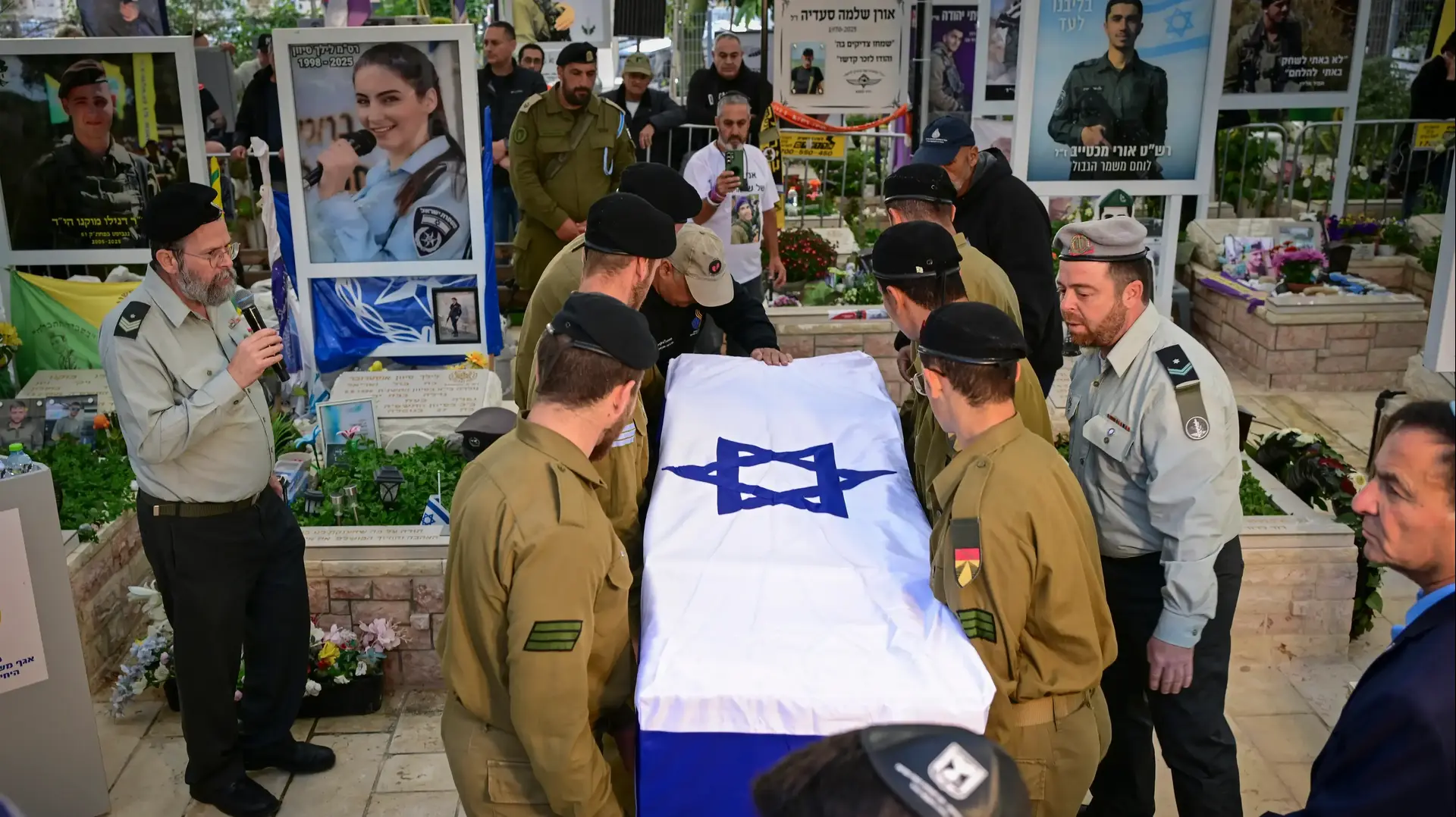הלוויה של סמל לירן בן ציון שנפל בקרב בדרום לבנון, בית העלמין הצבאי חולון, 30 במרץ 2026 הלוויה של סמל לירן בן ציון שנפל בקרב בדרום לבנון, בית העלמין הצבאי חולון, 30 במרץ 2026