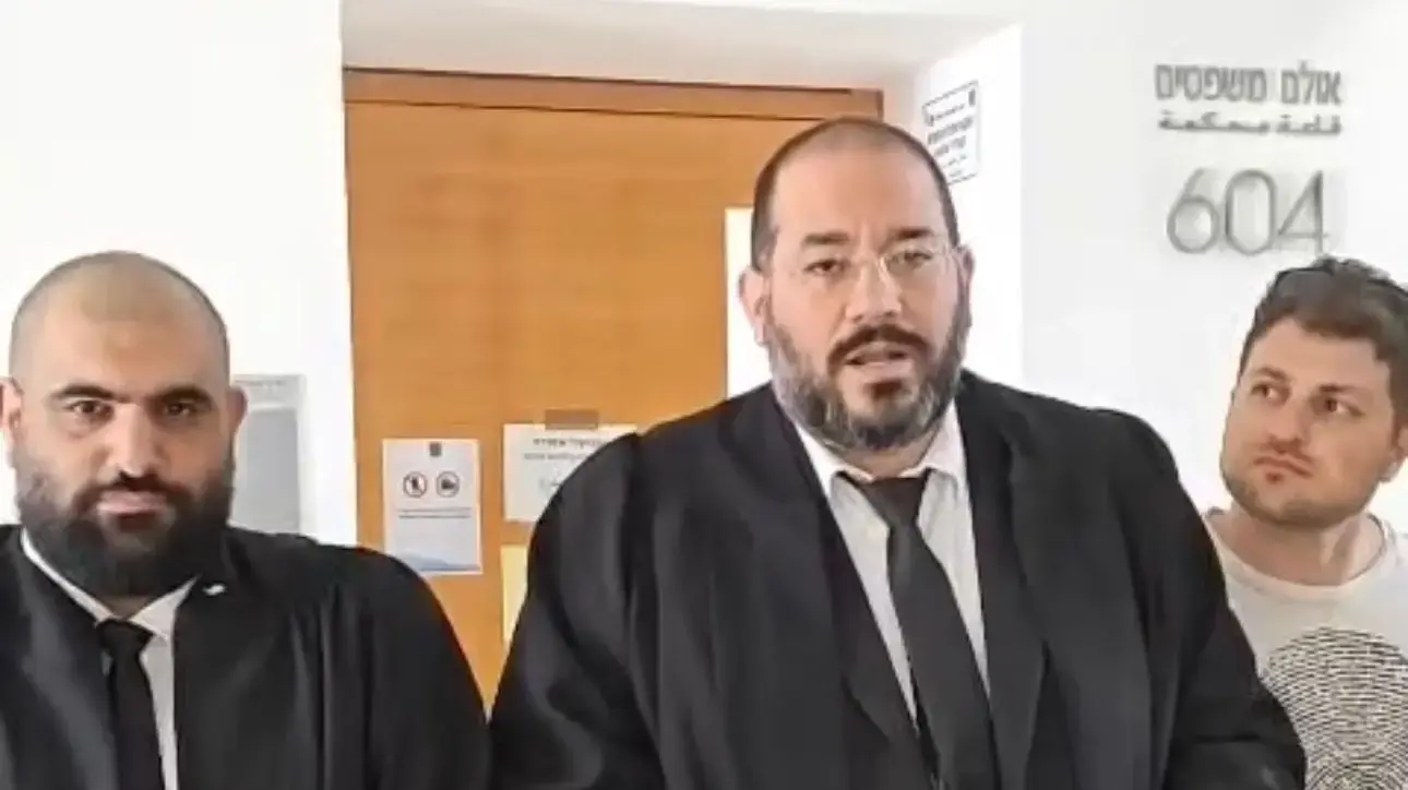 עורך הדין תומר בן חמו במרכז, לצידו עו״ד גאלב סלאמנה בתום הדיון בבית המשפט המחוזי בחיפה עורך הדין תומר בן חמו במרכז, לצידו עו״ד גאלב סלאמנה בתום הדיון בבית המשפט המחוזי בחיפה