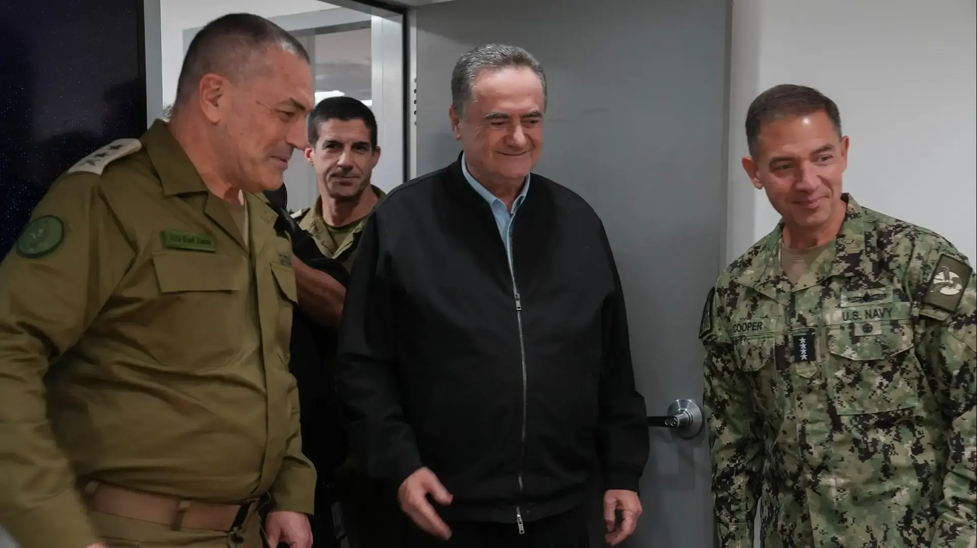 שר הביטחון ישראל כ"ץ נפגש עם מפקד סנטקום, אדמירל בראד קופר, ביחד עם הרמטכ"ל, רב-אלוף אייל זמיר שר הביטחון ישראל כ"ץ נפגש עם מפקד סנטקום, אדמירל בראד קופר, ביחד עם הרמטכ"ל, רב-אלוף אייל זמיר