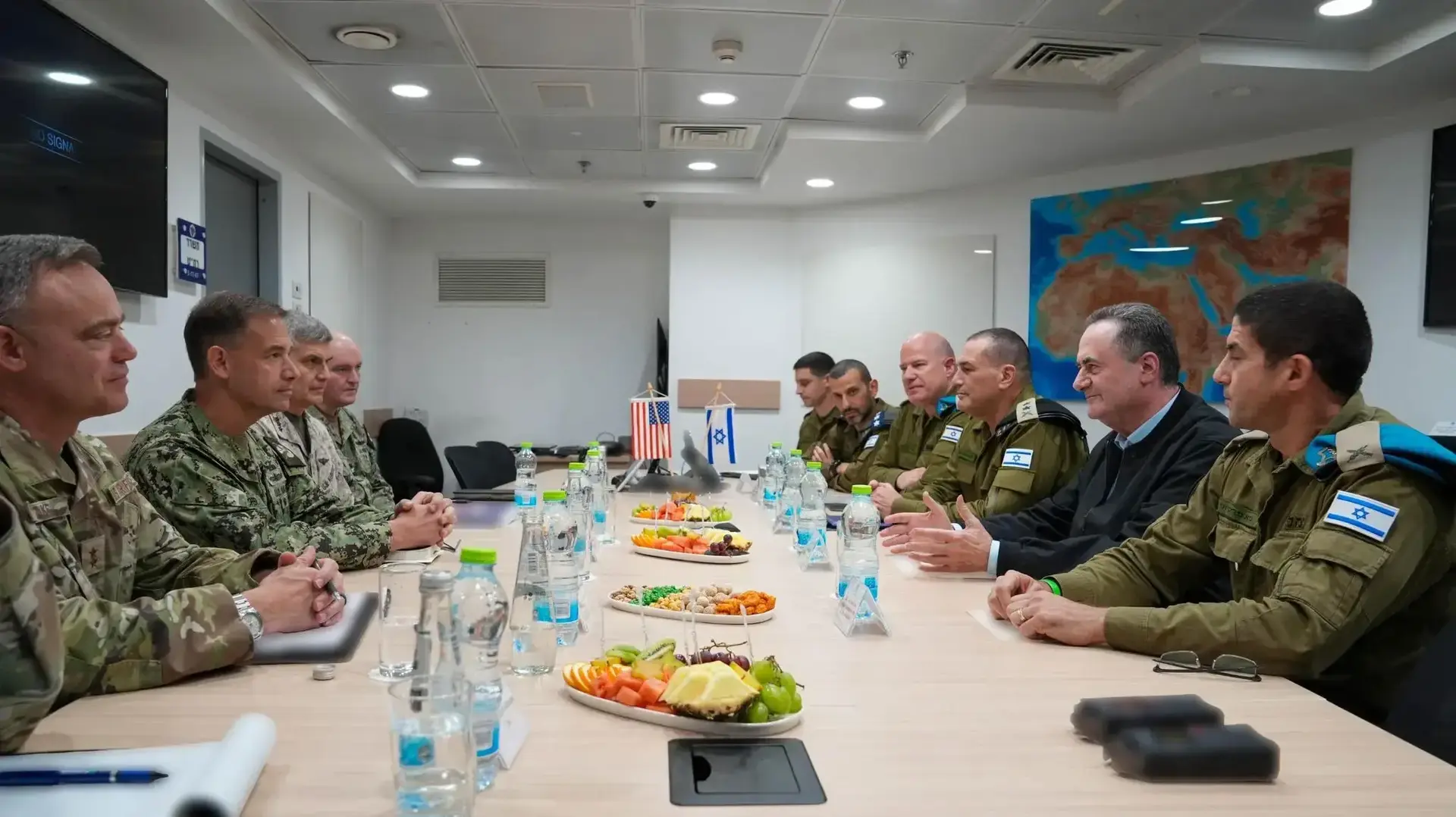 שר הביטחון ישראל כ"ץ נפגש עם מפקד סנטקום, אדמירל בראד קופר, ביחד עם הרמטכ"ל, רב-אלוף אייל זמיר שר הביטחון ישראל כ"ץ נפגש עם מפקד סנטקום, אדמירל בראד קופר, ביחד עם הרמטכ"ל, רב-אלוף אייל זמיר
