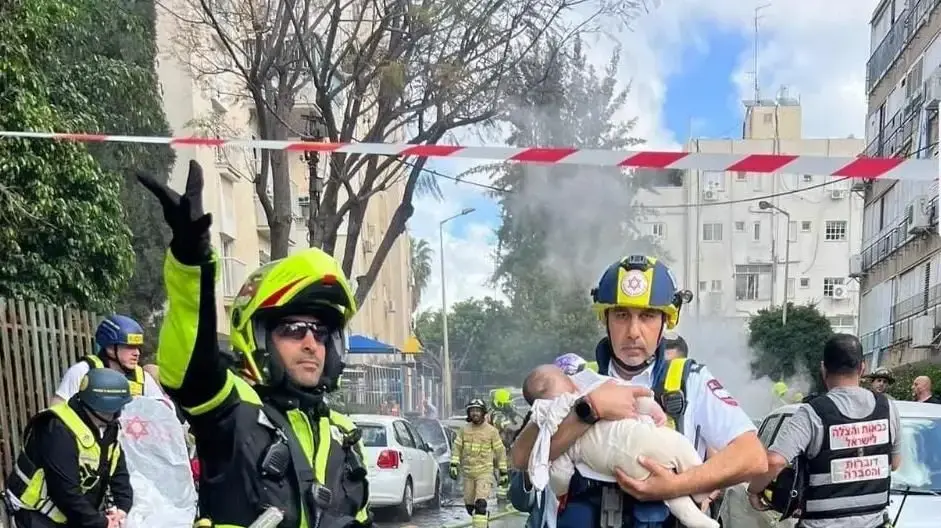 התמונה שריגשה את כולם: הפרמדיק שחילץ את התינוק מהאש התמונה שריגשה את כולם: הפרמדיק שחילץ את התינוק מהאש