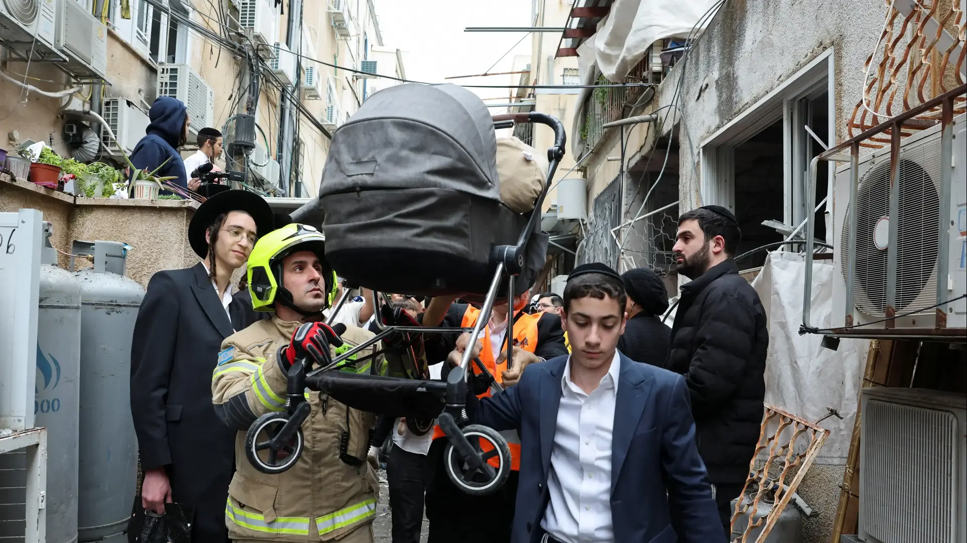 פינוי עגלת תינוק מזירת נפילה בבני ברק