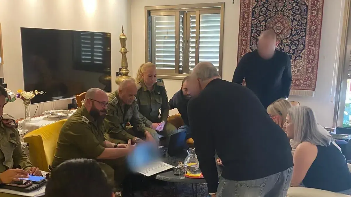 משפחתו של דב פרמט עם נציגי צה"ל משפחתו של דב פרמט עם נציגי צה"ל