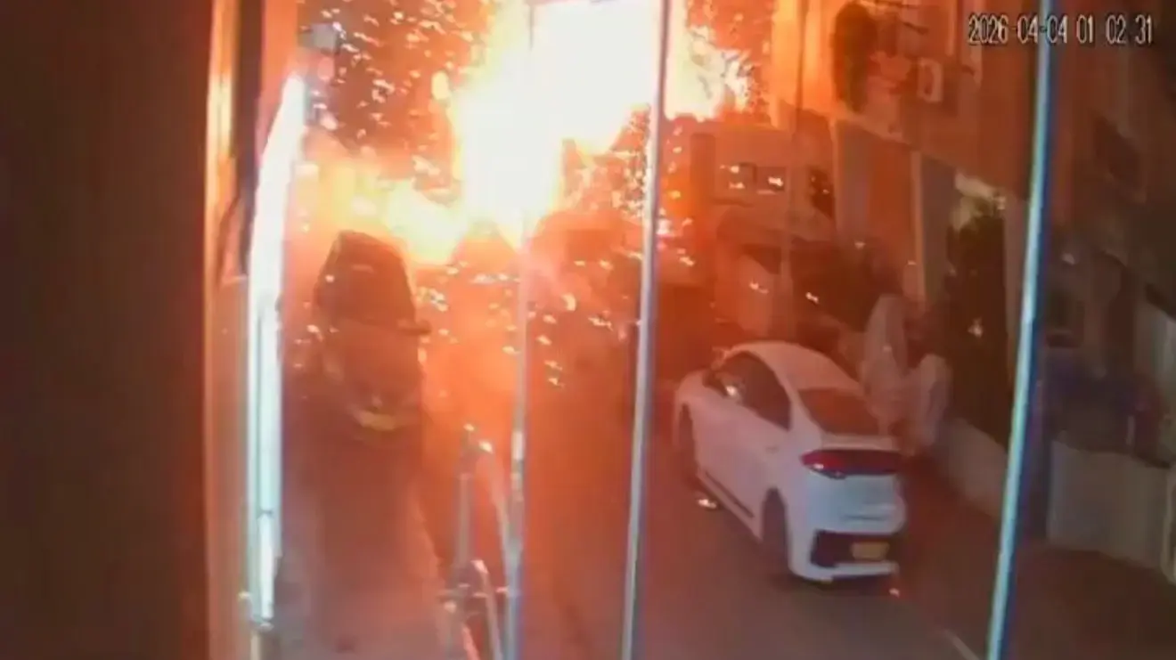 פגיעת רסיסי טילים מהירי מאיראן בלילה שבין שישי לשבת, בני ברק, 3 באפריל 2026 פגיעת רסיסי טילים מהירי מאיראן בלילה שבין שישי לשבת, בני ברק, 3 באפריל 2026
