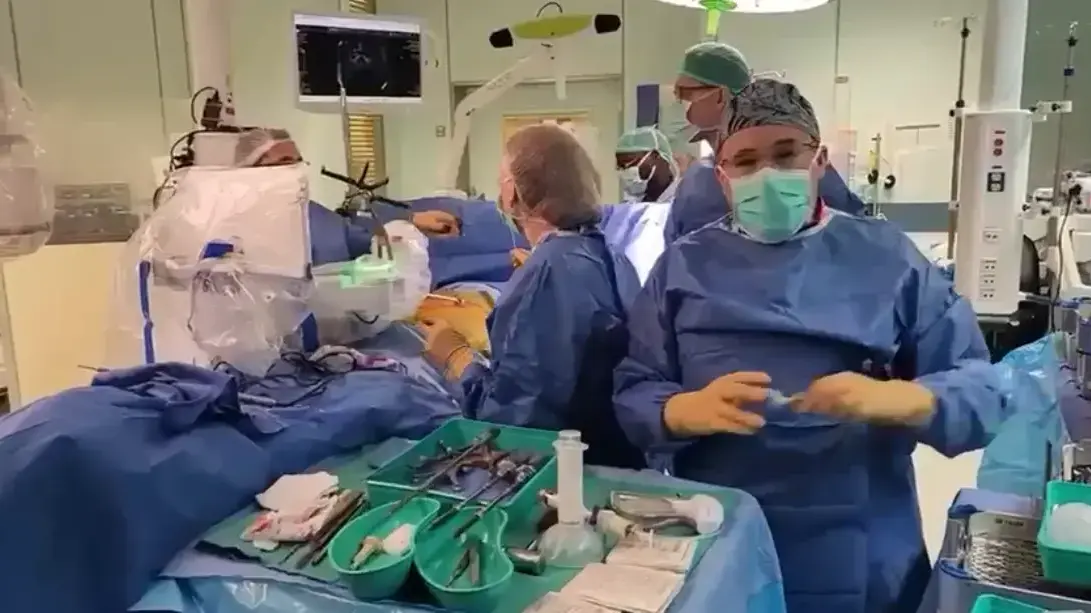 עם מוזיקה חסידית בחדר הניתוח, הניתוח שהציל את חייה של אישה בת 70 בערב החג עם מוזיקה חסידית בחדר הניתוח, הניתוח שהציל את חייה של אישה בת 70 בערב החג