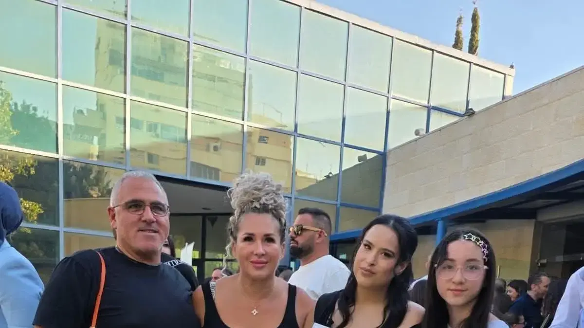 הודיה ירחי והמשפחה המארחת שמלווה אותה עוד מימי הפנימייה הודיה ירחי והמשפחה המארחת שמלווה אותה עוד מימי הפנימייה