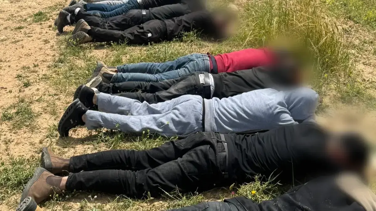 שוטרי תחנת קריית גת עצרו כ-25 שוהים בלתי חוקיים, 4 באפריל 2026 שוטרי תחנת קריית גת עצרו כ-25 שוהים בלתי חוקיים, 4 באפריל 2026