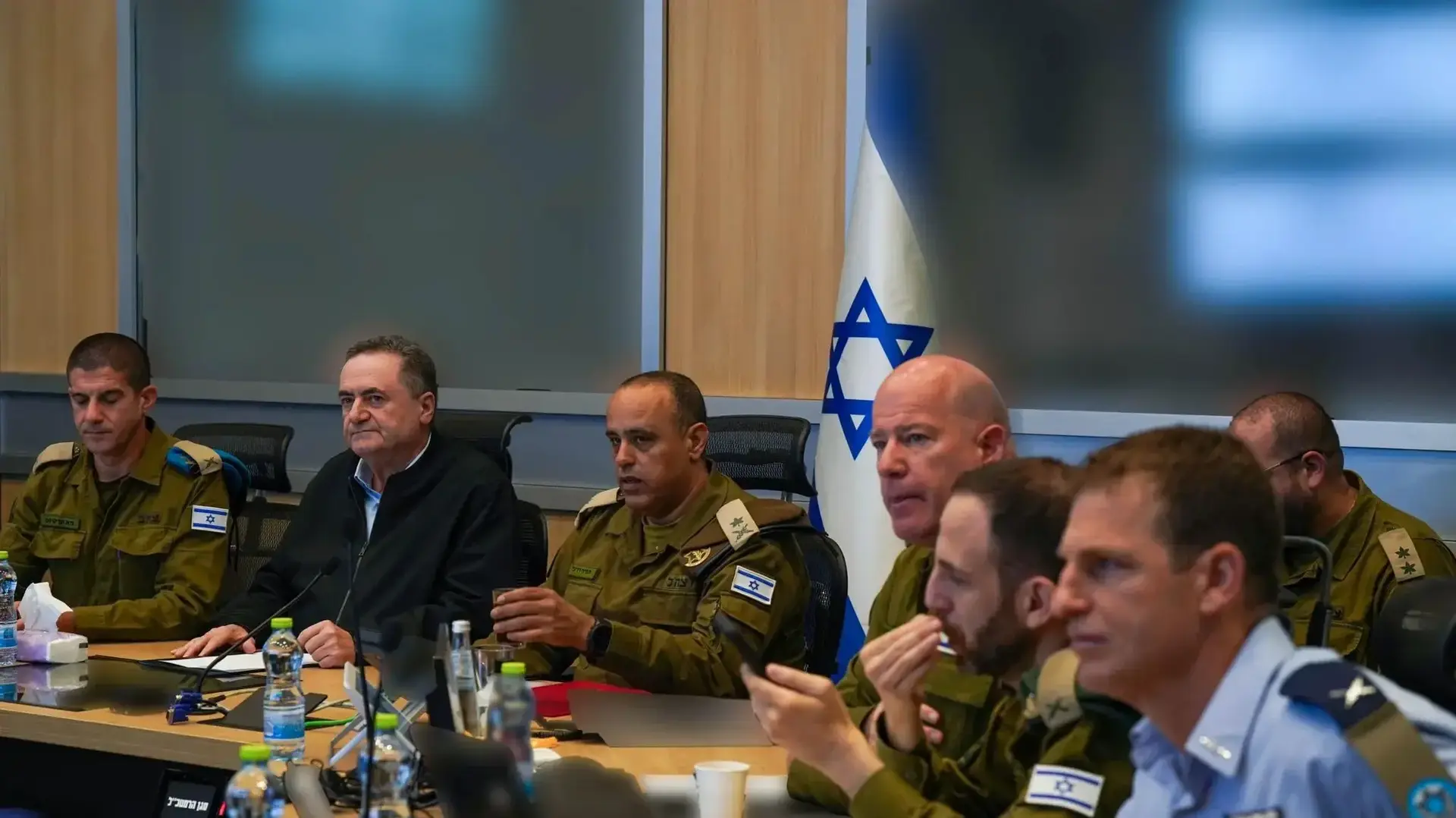 שר הביטחון ישראל כ"ץ בהערכת מצב בבור ביחד עם מנכ"ל משרד הביטחון, 5 באפריל 2026 שר הביטחון ישראל כ"ץ בהערכת מצב בבור ביחד עם מנכ"ל משרד הביטחון, 5 באפריל 2026