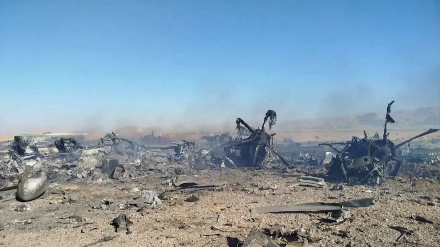 שרידי מטוסי ההרקולס והמסוק שנתקעו על אדמת איראן והושמדו בידי האמריקנים שרידי מטוסי ההרקולס והמסוק שנתקעו על אדמת איראן והושמדו בידי האמריקנים