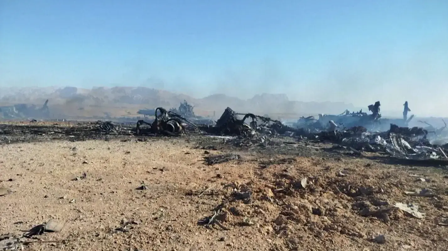 שרידי מטוסי ההרקולס והמסוק שנתקעו על אדמת איראן והושמדו בידי האמריקנים שרידי מטוסי ההרקולס והמסוק שנתקעו על אדמת איראן והושמדו בידי האמריקנים