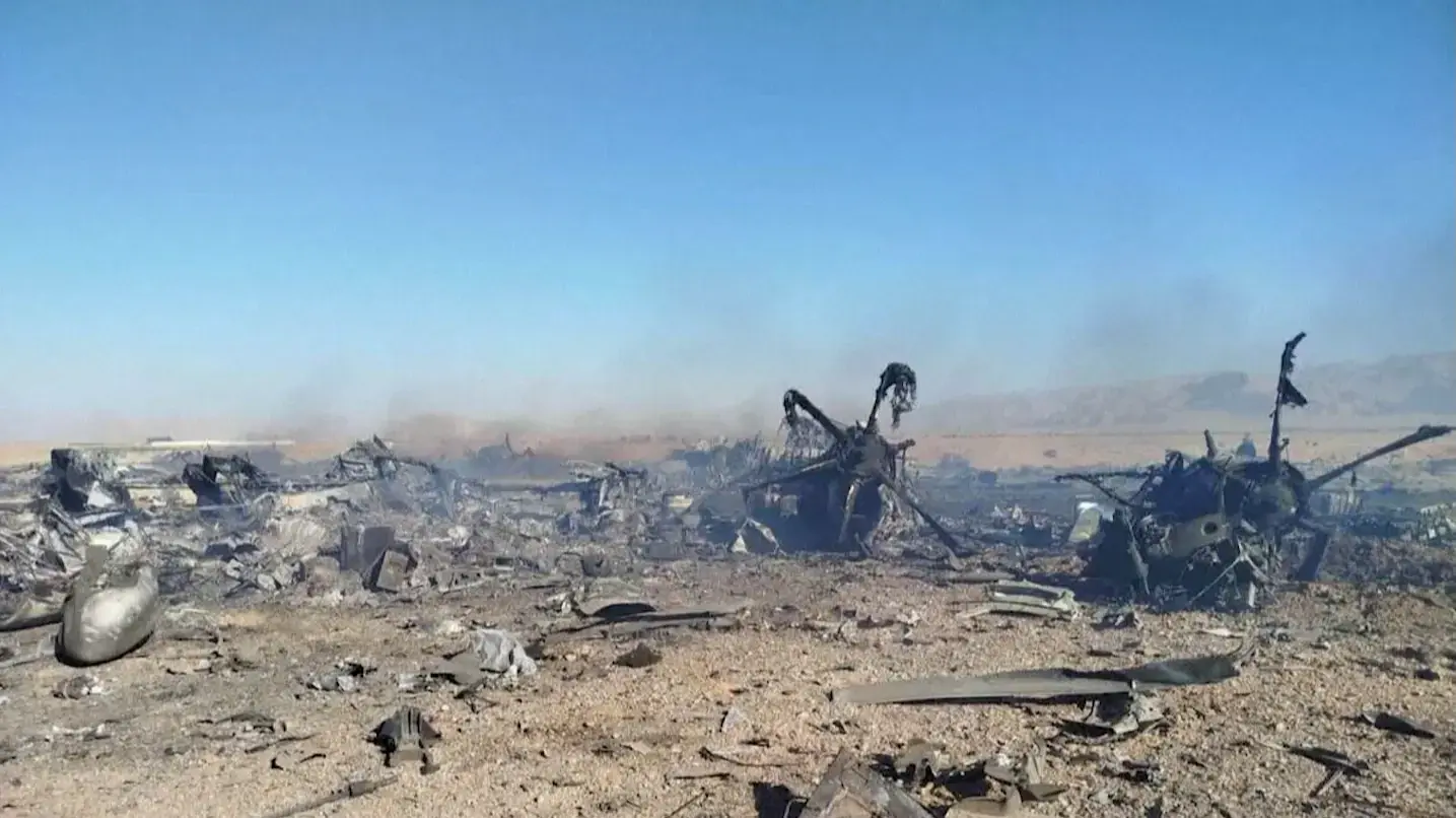 שרידי מטוסי ההרקולס והמסוק שנתקעו על אדמת איראן והושמדו בידי האמריקנים שרידי מטוסי ההרקולס והמסוק שנתקעו על אדמת איראן והושמדו בידי האמריקנים