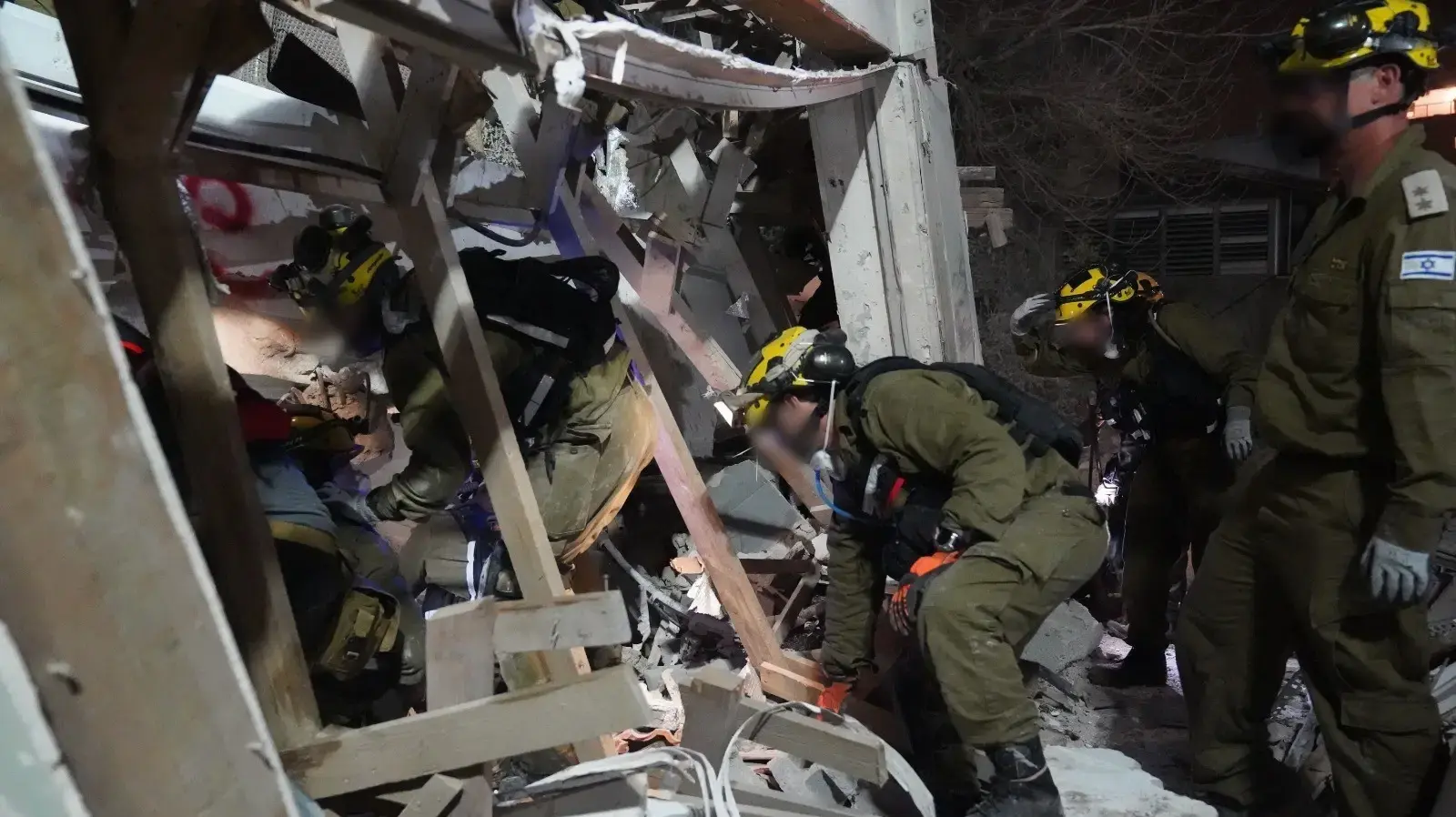 צוותי פיקוד העורף בזירת הנפילה בחיפה, 5 באפריל 2025 צוותי פיקוד העורף בזירת הנפילה בחיפה, 5 באפריל 2025