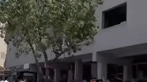 המונים בזירת הנפילה בבני ברק המונים בזירת הנפילה בבני ברק