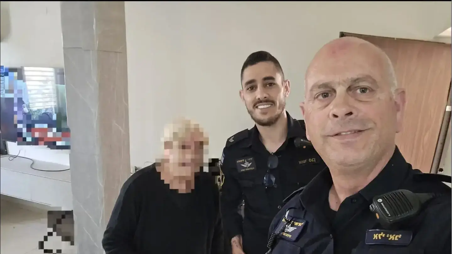 השוטרים שסייעו לתושבת באר שבע שכספה נגנב מביתה כשירדה למקלט השוטרים שסייעו לתושבת באר שבע שכספה נגנב מביתה כשירדה למקלט