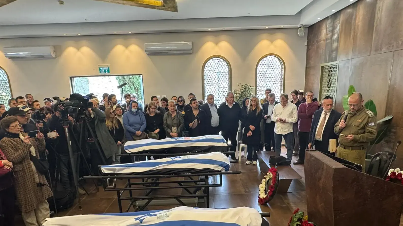 הלוויתם של שלושה בני משפחת גרשוביץ. ולדימיר ילנה והבן דמיטרי. הלוויתם של שלושה בני משפחת גרשוביץ. ולדימיר ילנה והבן דמיטרי.