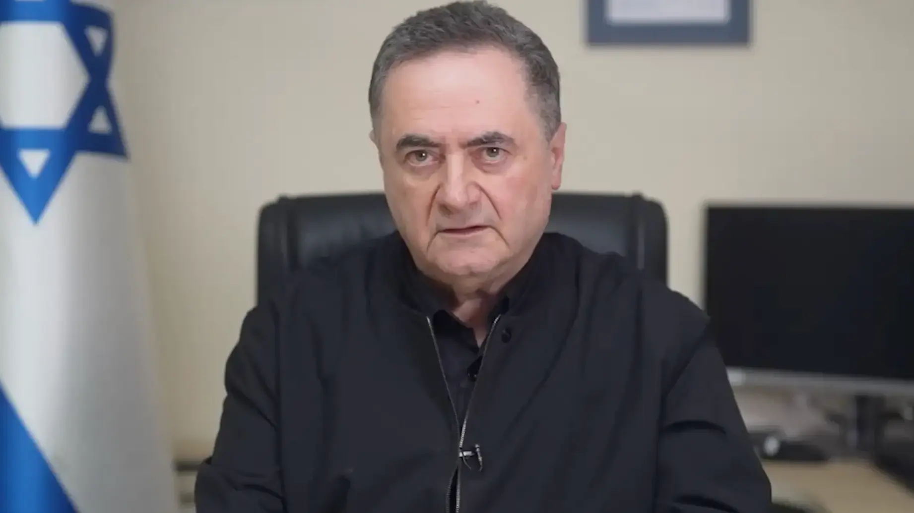 שר הביטחון ישראל מגיב על התקיפות של צה״ל במאות מחבלי חיזבאללה במפקדות ברחבי לבנון