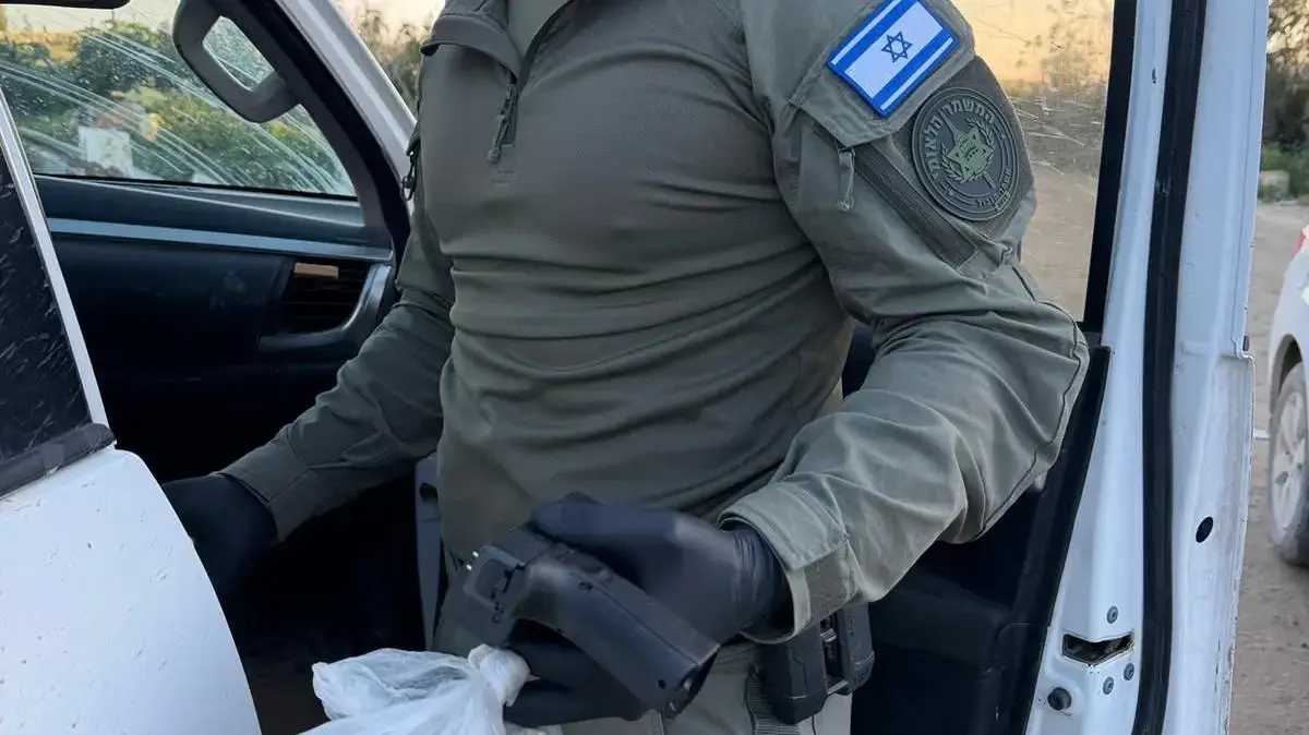 מעצר חשוד שאותרו ברכבו אקדח ותחמושת ביישוב לקיה. מעצר חשוד שאותרו ברכבו אקדח ותחמושת ביישוב לקיה.