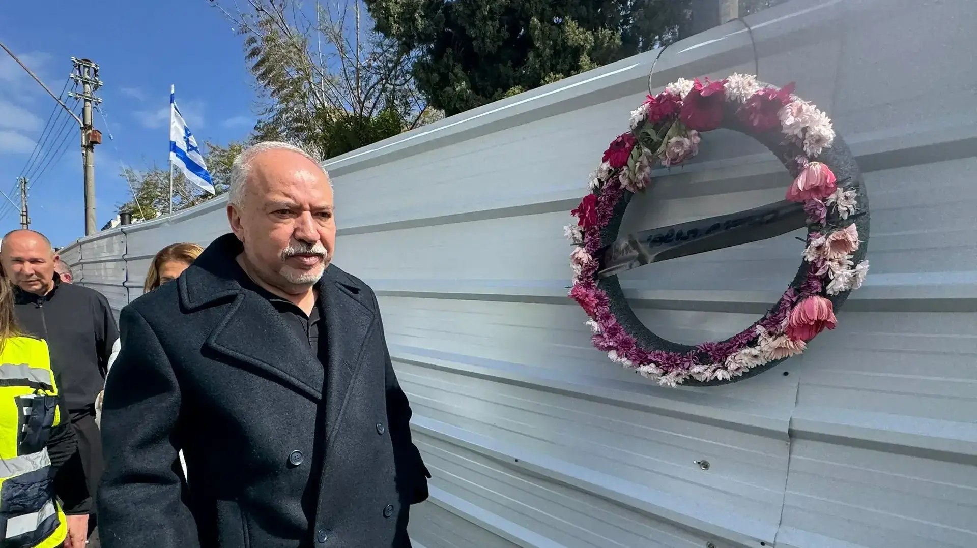 יו״ר מפלגת ישראל ביתנו, ח״כ אביגדור ליברמן, בזירת ההרס בחיפה יו״ר מפלגת ישראל ביתנו, ח״כ אביגדור ליברמן, בזירת ההרס בחיפה