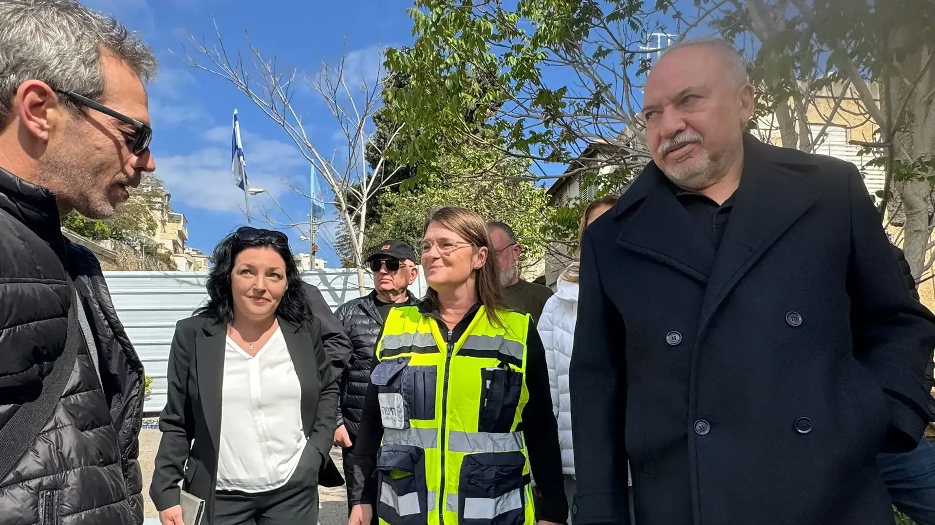 יו״ר מפלגת ישראל ביתנו, ח״כ אביגדור ליברמן, בזירת ההרס בחיפה יו״ר מפלגת ישראל ביתנו, ח״כ אביגדור ליברמן, בזירת ההרס בחיפה
