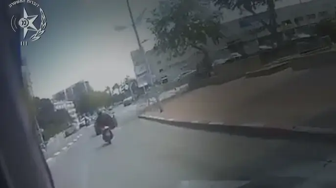 לוחמי חטיבת סה"ר עצרו רוכב קטנוע שניסה להימלט וביצע עבירות תנועה מסכנות חיים באשדוד.