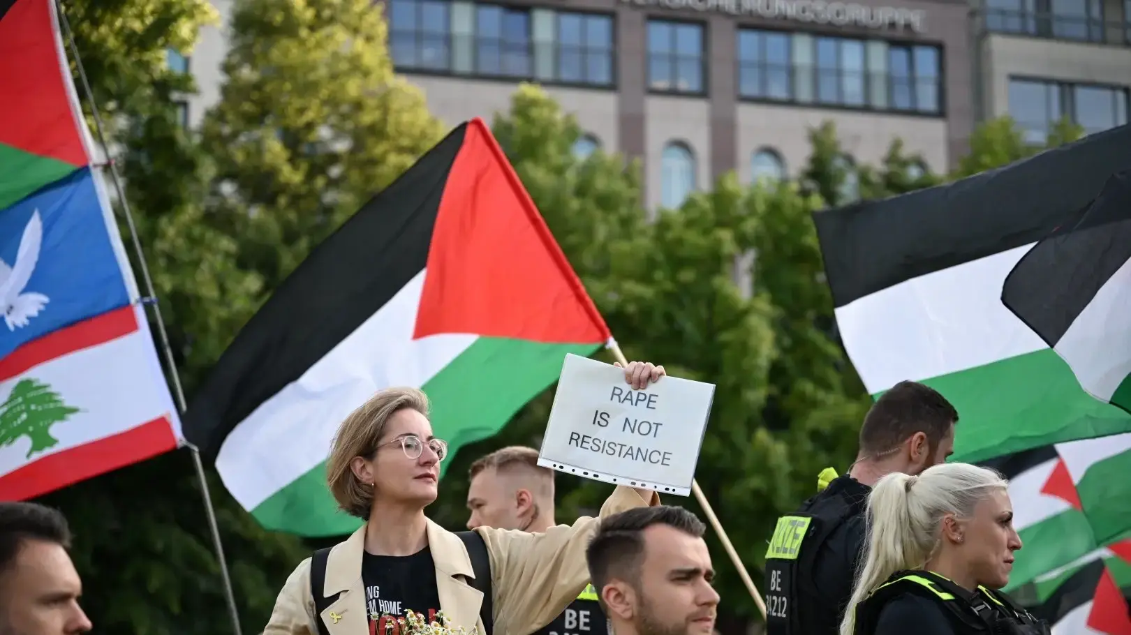 קרוליין פרסלר בהפגנה בגרמניה קרוליין פרסלר בהפגנה בגרמניה