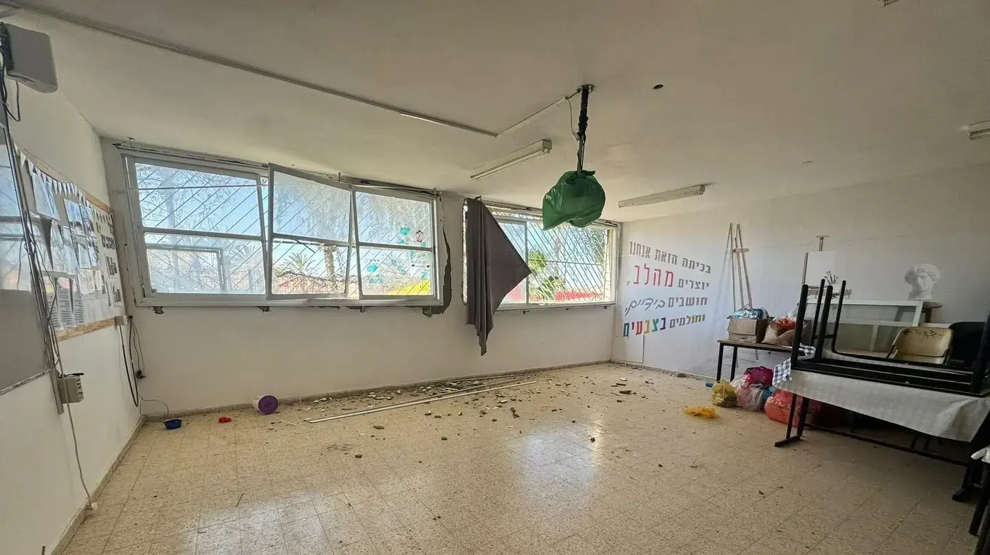 בית ספר שנפגע בדימונה במהלך המלחמה עם איראן, 9 באפריל 2026 בית ספר שנפגע בדימונה במהלך המלחמה עם איראן, 9 באפריל 2026
