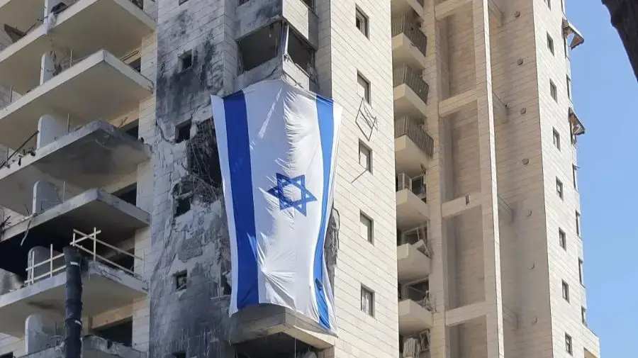 בניין שניזוק מפגיעת טיל איראני, פ"ת, 18 ביוני 2025