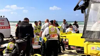 אנשי מגן דוד אדום בפעולה בחוף הים בנתניה אנשי מגן דוד אדום בפעולה בחוף הים בנתניה