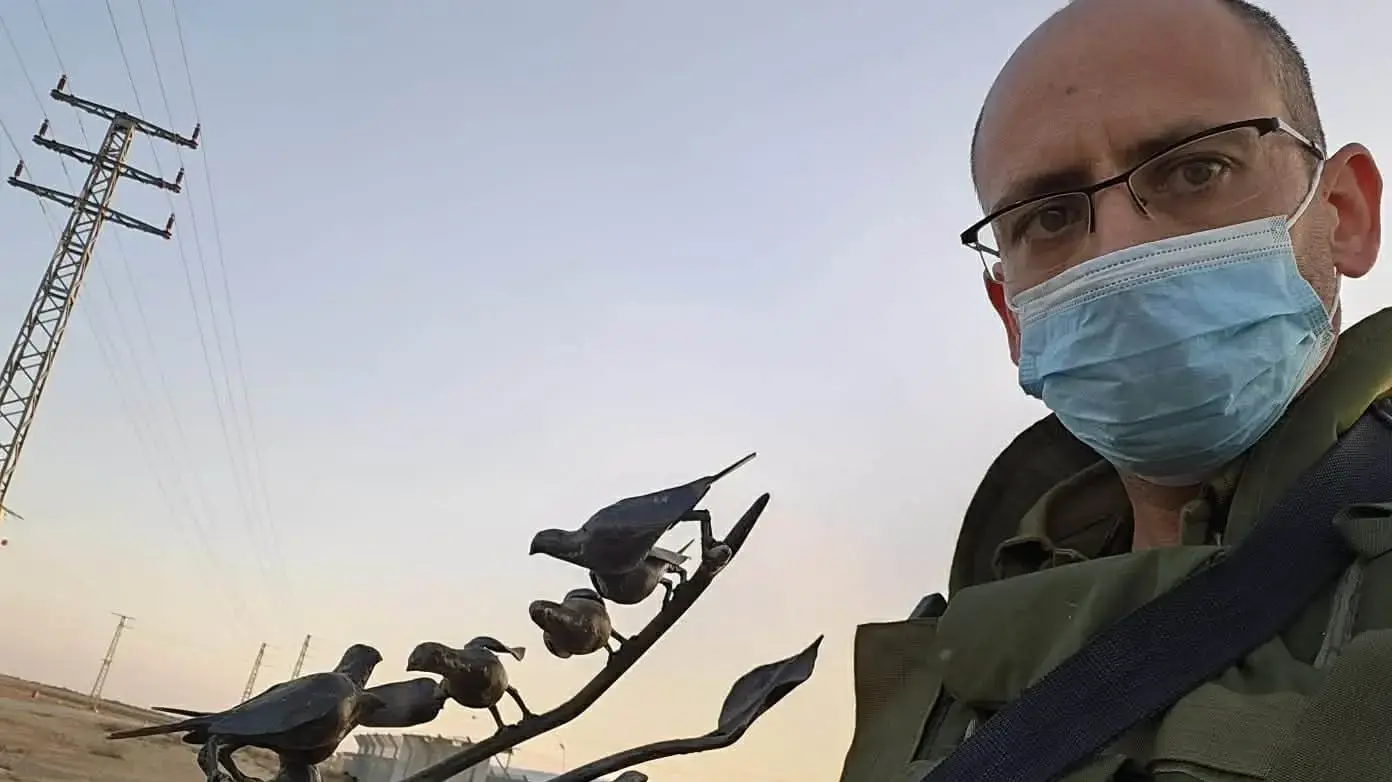 פסל שנבזז מביתם של של אבנר ומיה גורן , אותר בעזה ע"י אלישיב בוחבוט והושב למשפחה פסל שנבזז מביתם של של אבנר ומיה גורן , אותר בעזה ע"י אלישיב בוחבוט והושב למשפחה