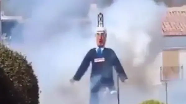 תושבים בספרד מפוצצים בובה הדומה לראש הממשלה נתניהו