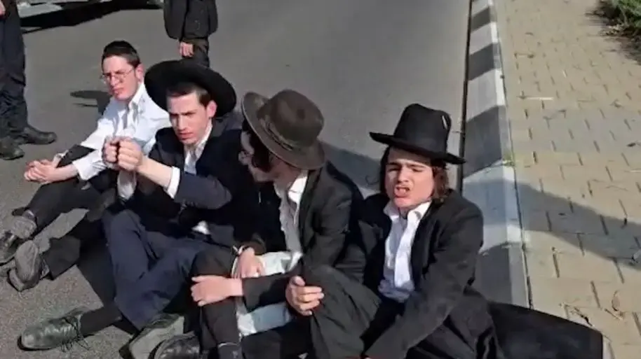 מפגינים נעצרו סמוך ללשכת הגיוס תל השומר, 12 באפריל 2026 מפגינים נעצרו סמוך ללשכת הגיוס תל השומר, 12 באפריל 2026